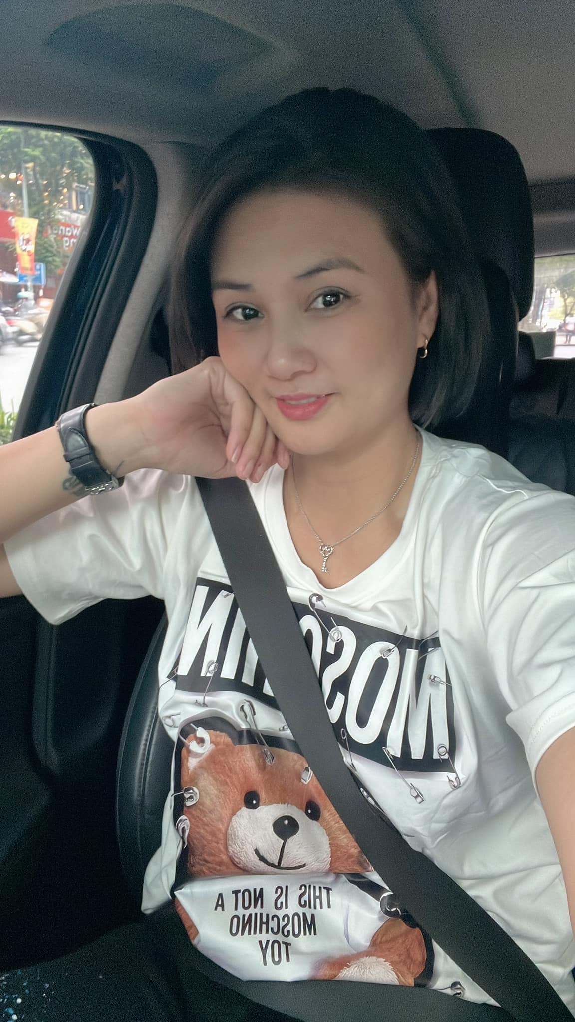 Cựu đội trưởng tuyển bóng chuyền Việt Nam có phong cách ăn mặc hiện đại.