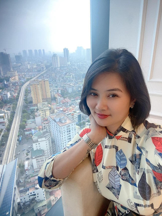 Nghiêm khắc trên sân tập, còn ngoài đời Kim Huệ rất trẻ trung, có gu về thời trang. Ảnh: FBNV