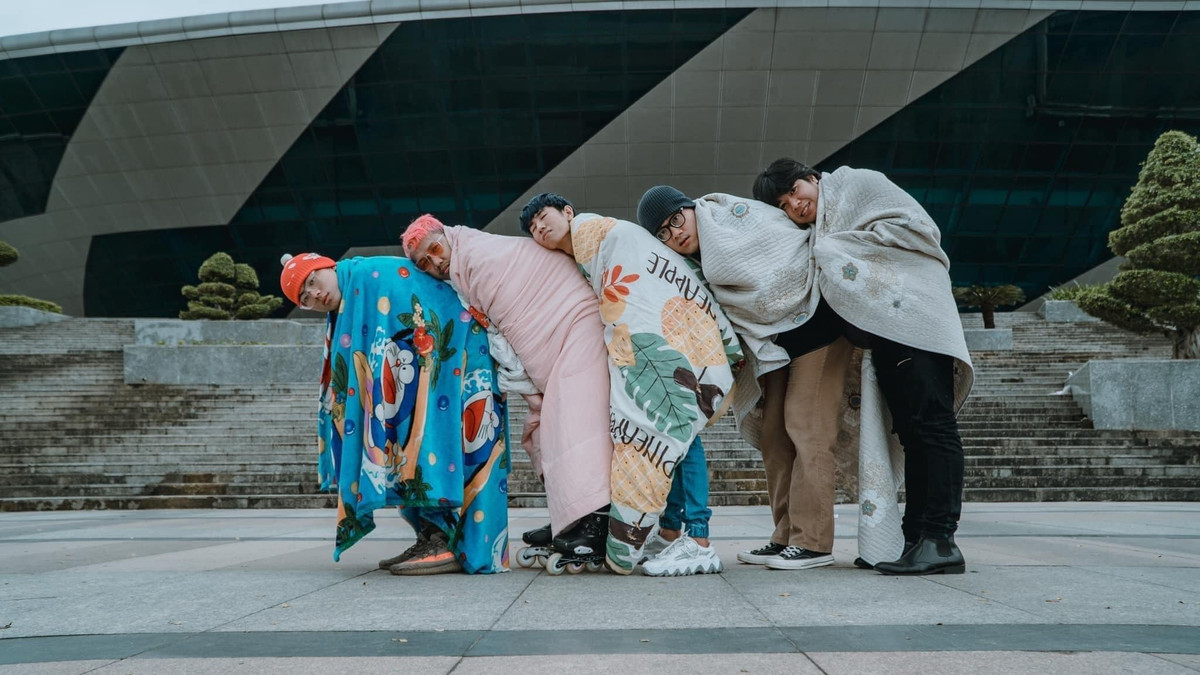 Đi qua mỗi địa điểm nổi tiếng ở Đà Nẵng, cả nhóm dừng lại lấy chăn ra và nghĩ cách tạo dáng.