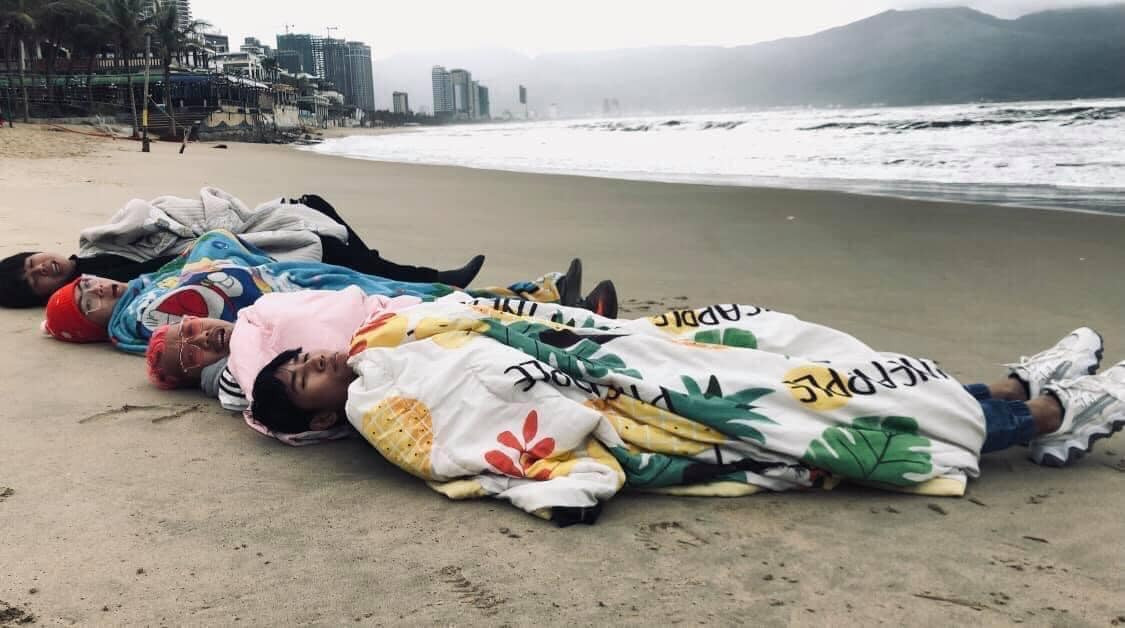 Thời điểm check-in, các điểm du lịch khá vắng người nên nhóm bạn thỏa sức "bung lụa".