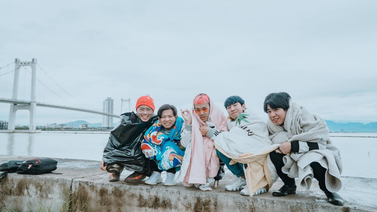 Theo đó, bộ ảnh hài hước được nhóm bạn 4 người chụp trong 1 ngày. Ý tưởng của bộ ảnh hài hước này không được bàn bạc trước mà chỉ xuất phát từ một câu nói "vô thưởng vô phạt".