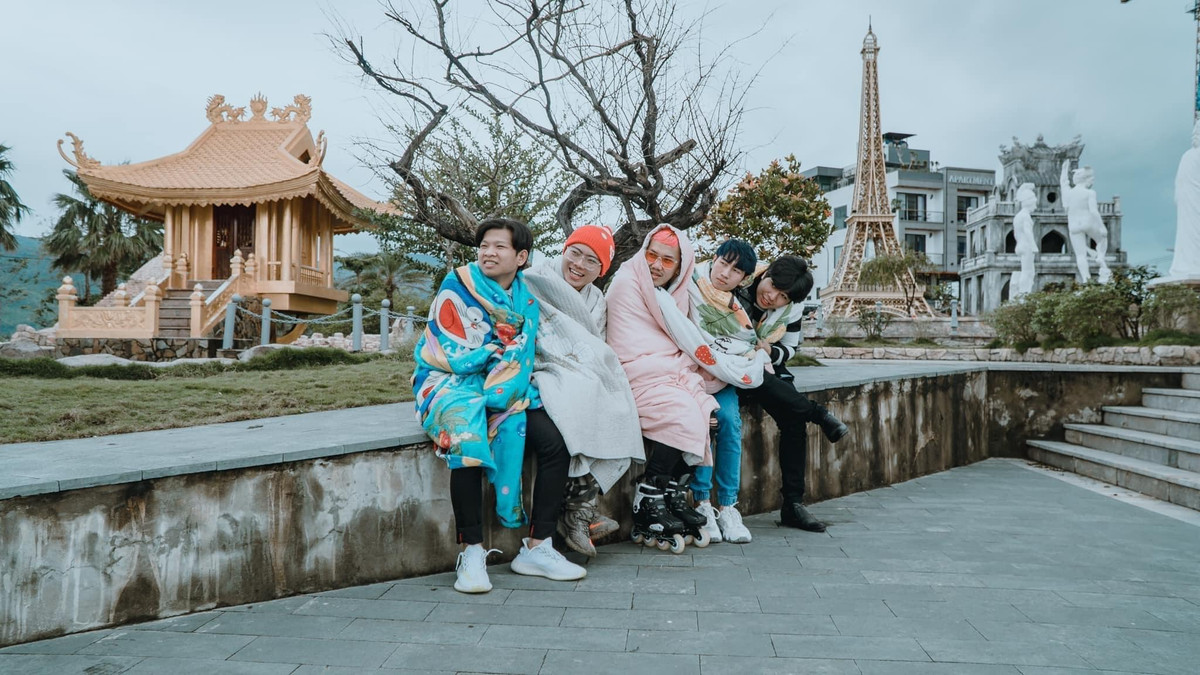 Không chỉ quấn chăn, các chàng trai còn biểu cảm hết sức đáng yêu vì cái lạnh tê tái dịp đầu năm.