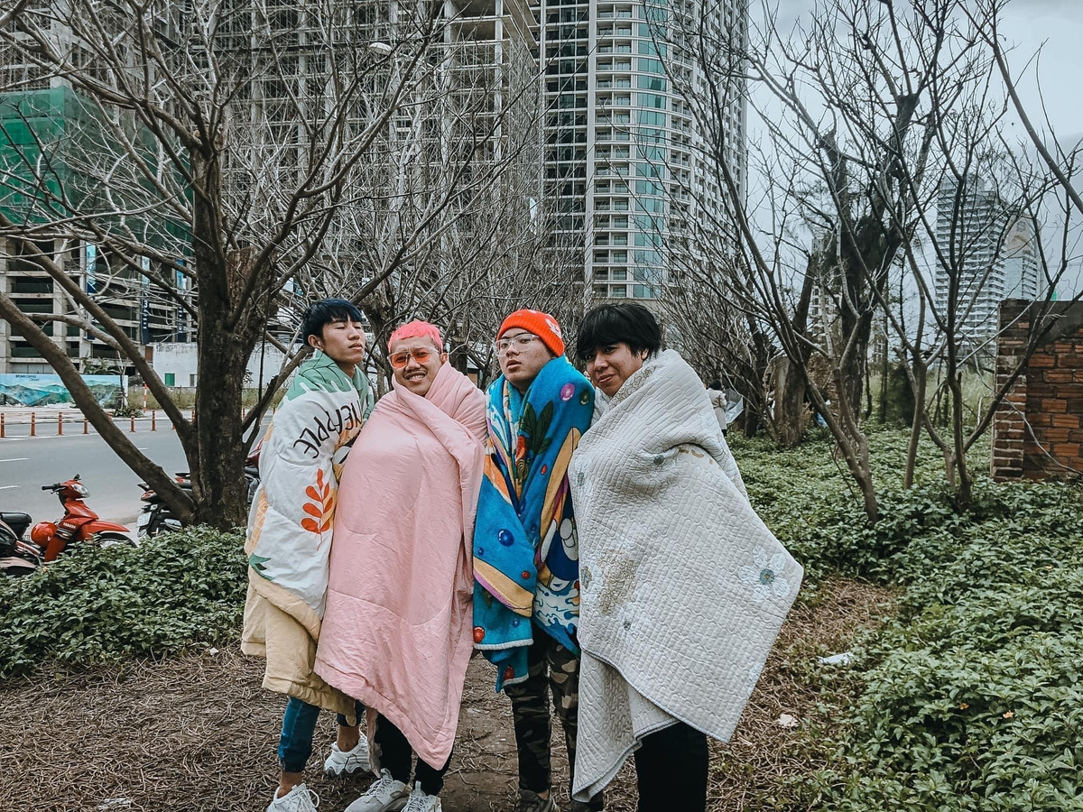 Khác hẳn với những bộ ảnh check-in Đà Nẵng được đầu tư thời trang xinh đẹp, bộ ảnh của nhóm bạn này lại cực đơn giản, trang phục chỉ là những chiếc chăn nhiều màu sắc.