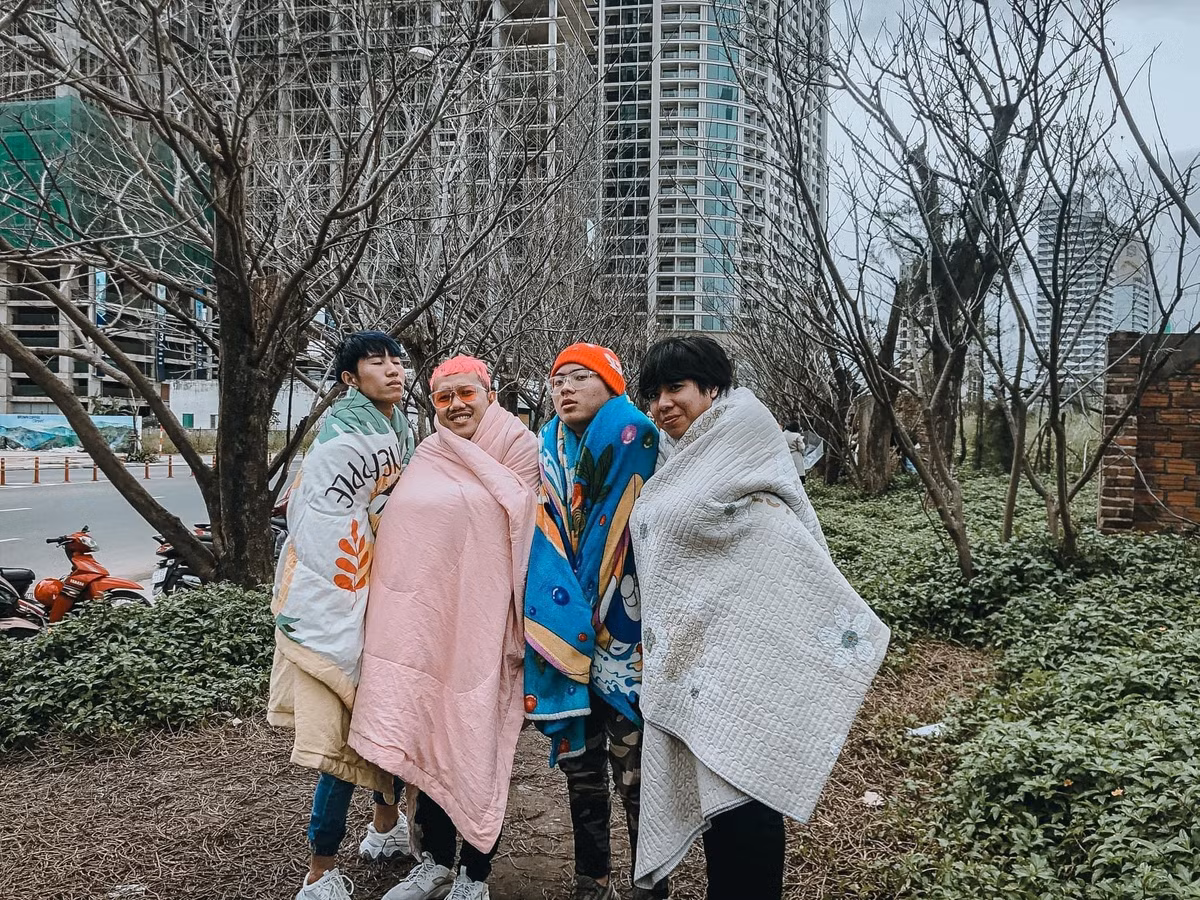 Khác hẳn với những bộ ảnh check-in Đà Nẵng được đầu tư thời trang xinh đẹp, bộ ảnh của nhóm bạn này lại cực đơn giản, trang phục chỉ là những chiếc chăn nhiều màu sắc.