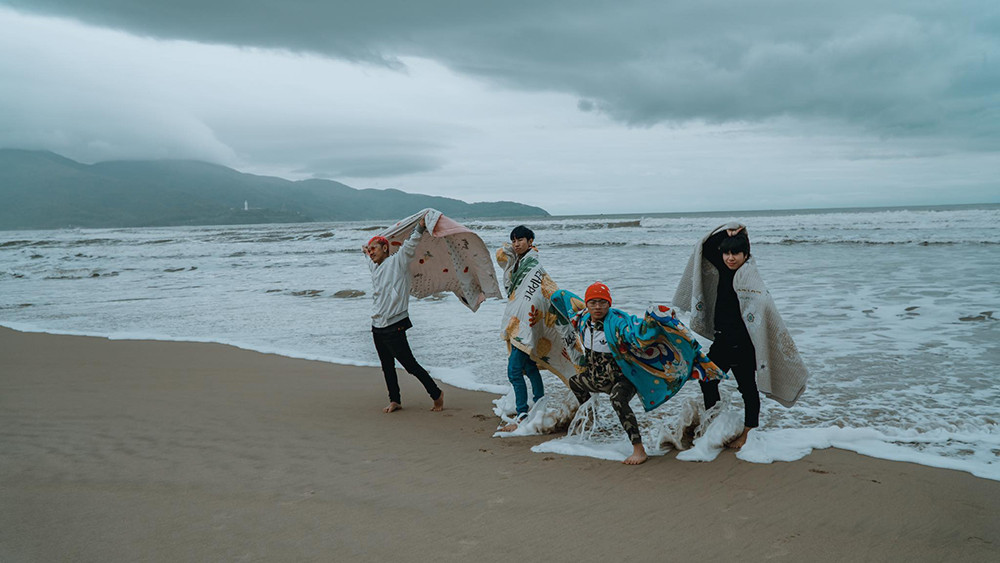 Dưới bài đăng, nhiều thành viên mạng không ngần ngại gắn thẻ bạn bè lên lịch check-in theo phong cách cực chất này.