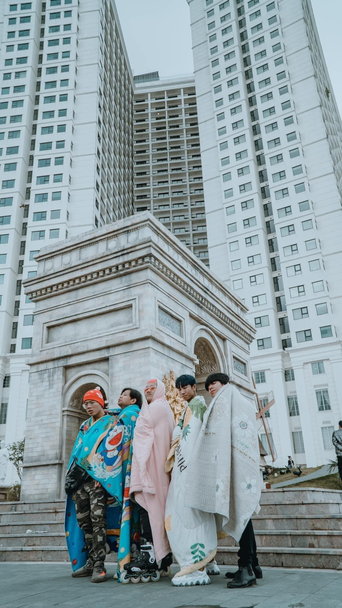 Ngay khi được đăng tải lên mạng xã hội, bộ ảnh quấn chăn check-in khắp Đà Nẵng của nhóm bạn nhận về nhiều lượt bày tỏ cảm xúc, bình luận và chia sẻ.