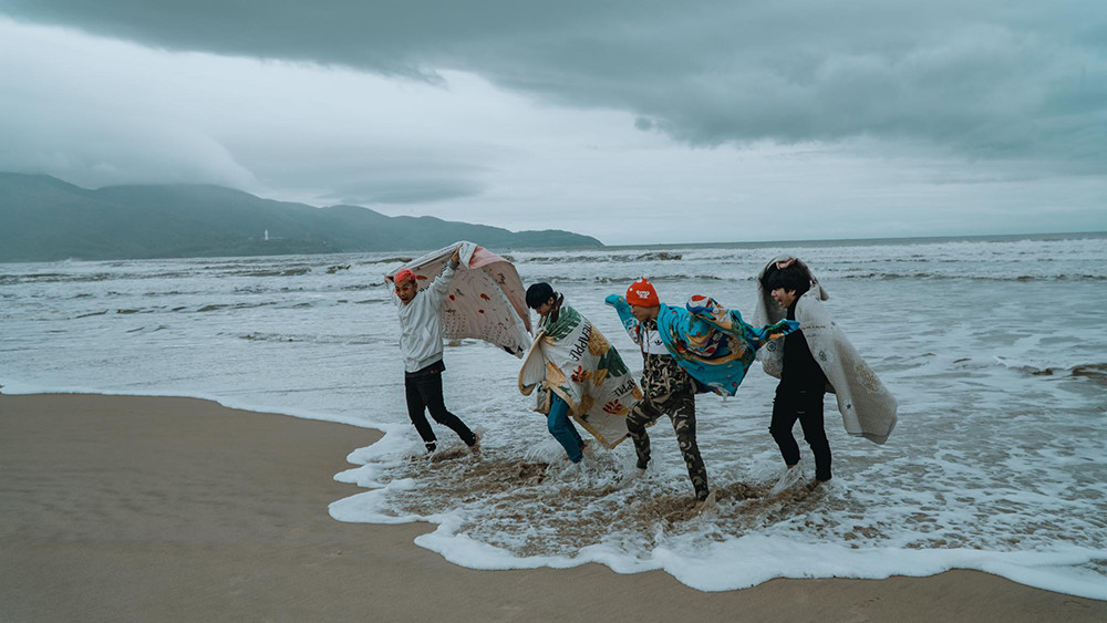 Nhóm bạn đem chăn ra biển chụp ảnh nhưng ngờ đâu sóng võ quá nhanh, tạo nên khoảnh khắc cực hài.