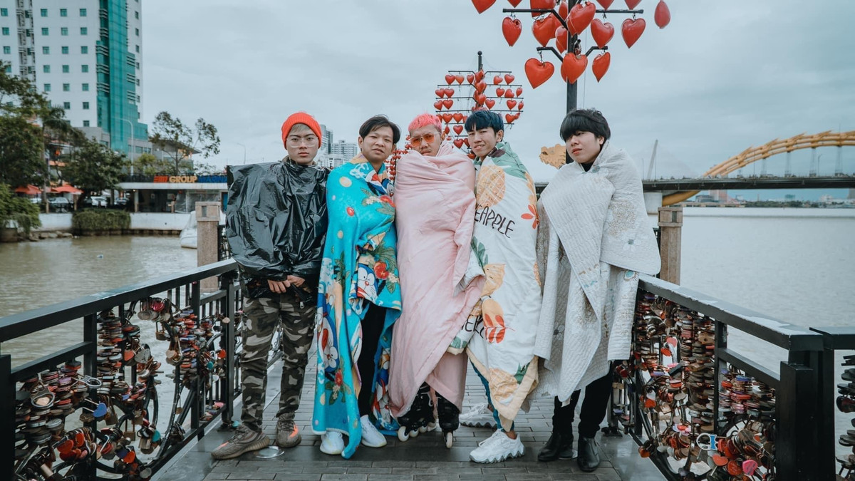 Du lich Da Nang dung mua ret, nhom ban quan chan cuc doc