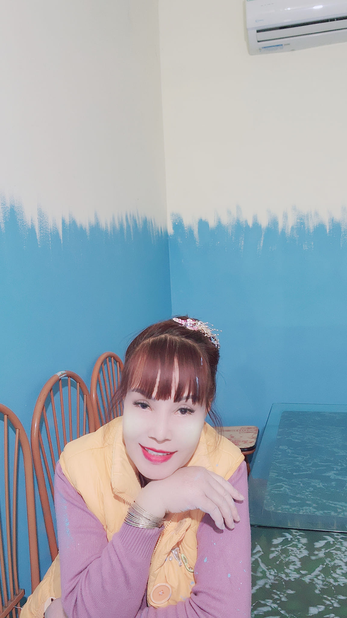 Không những vậy, để trở nên trẻ trung, đẹp đôi khi đứng cạnh chồng, cô dâu Thu Sao cũng không ngần ngại làm nhiều kiểu tóc khác nhau, chọn những loại trang phục với thiết kế trẻ trung, gợi cảm.