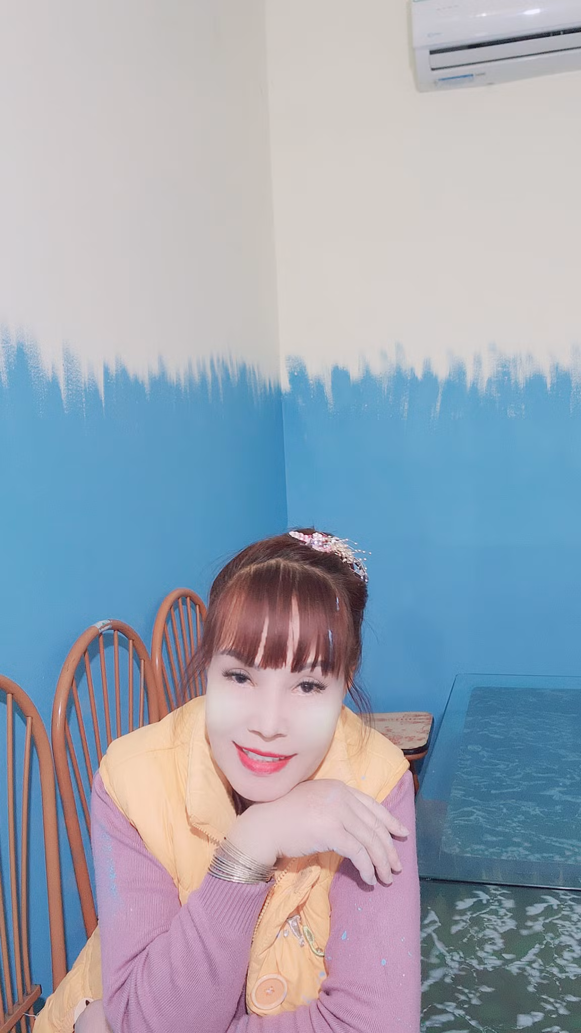 Không những vậy, để trở nên trẻ trung, đẹp đôi khi đứng cạnh chồng, cô dâu Thu Sao cũng không ngần ngại làm nhiều kiểu tóc khác nhau, chọn những loại trang phục với thiết kế trẻ trung, gợi cảm.