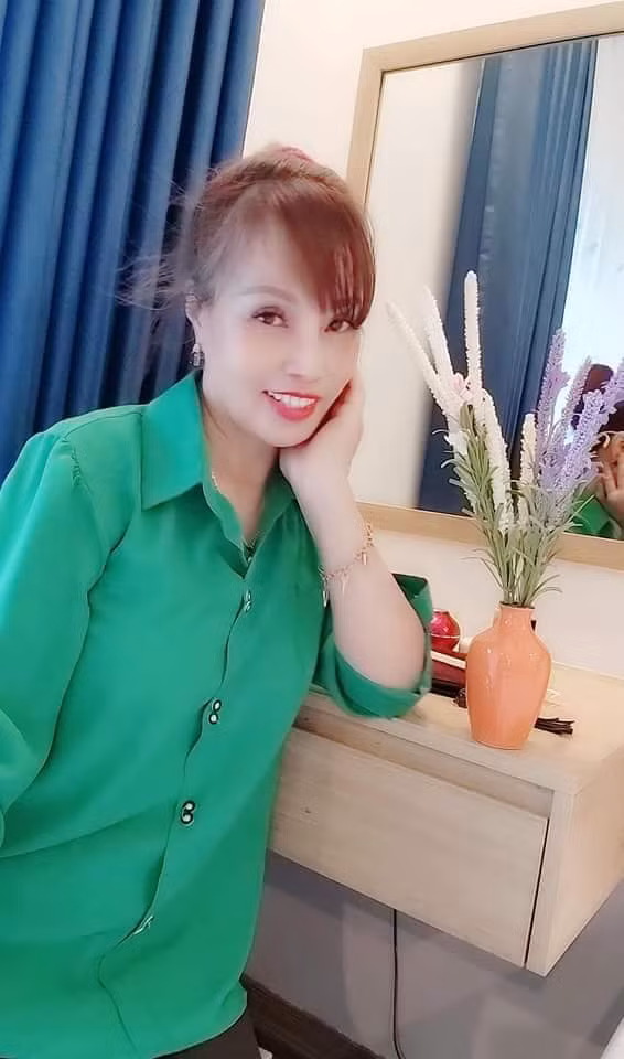 Quả thực, trải qua nhiều lần trùng tu, cô dâu Thu Sao đã trở nên xinh đẹp, trẻ trung và đẹp đôi hơn với chồng.