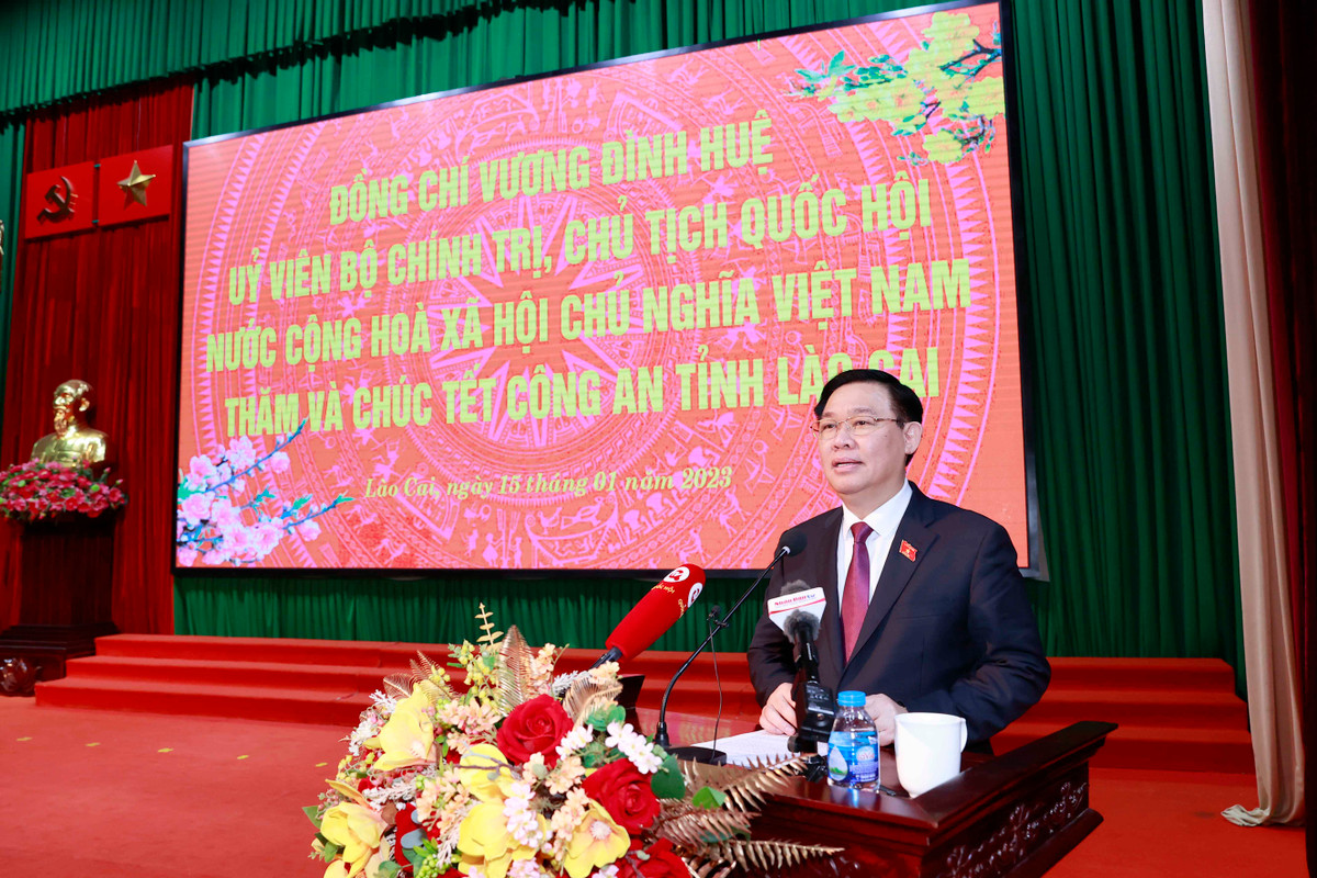 Chu tich Quoc hoi Vuong Dinh Hue tham va chuc Tet tai Lao Cai