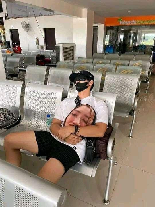 Mới đây cư dân mạng thích thú với bộ ảnh du lịch cùng vợ của một chàng trai vô cùng bá đạo.