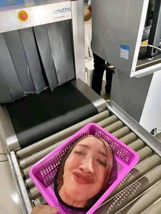 Điểm đáng chú ý đó là anh chàng không đi một mình, cũng không có đôi có cặp như bao tình nhân khác. Bạn đồng hành với anh lại là chiếc gối có in gương mặt của một cô gái.