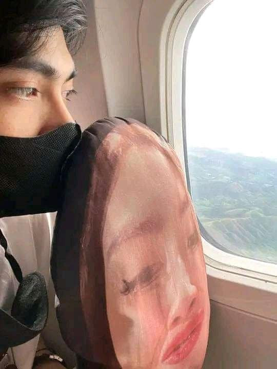 Bộ ảnh đi du lịch cùng vợ đang nổi khắp MXH, từ những hình ảnh chia sẻ có thể thấy anh chàng đã chăm sóc rất tốt cho chiếc gối này hệt như đang nâng niu vợ mình.