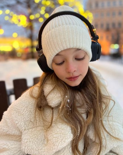 Với gương mặt bầu bĩnh, đôi mắt to tròn, đáng yêu, Anna nhanh chóng nhận được hàng loạt hợp đồng quảng cáo.