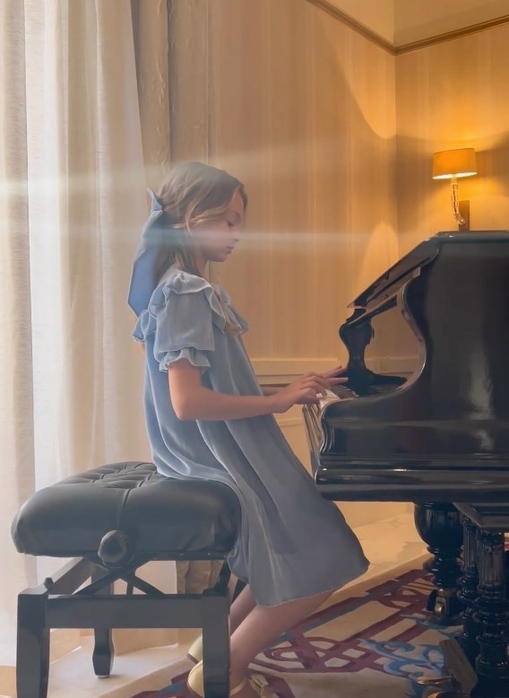 Rất nhiều người khi thấy ảnh của Anna đã phải thốt lên rằng cô bé đích thị là "búp bê xinh đẹp nhất nước Nga".