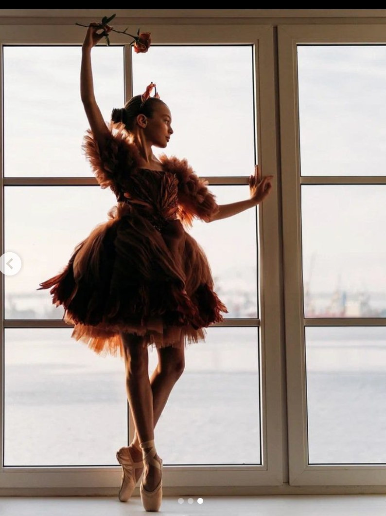 Hiện tại, Anna đang tích cực hoạt động như một người mẫu tự do. Thời gian rảnh rỗi, em sẽ học tập, phát triển kỹ năng ba lê.