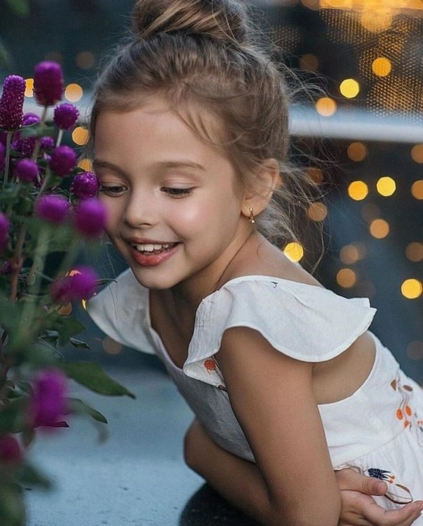 "Cô bé xinh nhất thế giới" sở hữu gương mặt xinh đẹp, nổi bật nhất là đôi mắt trong veo "hút hồn" người nhìn ngay từ bé.