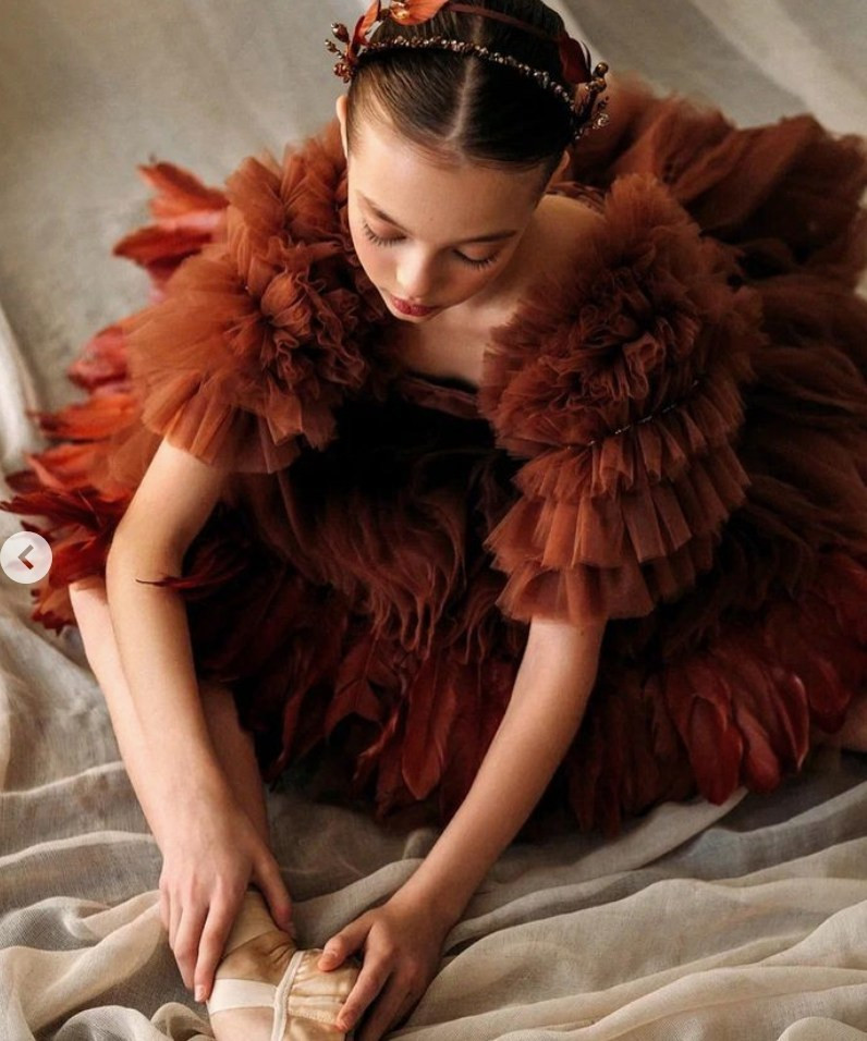 "Thiên thần nước Nga" vẫn khiến người mê mẩn trước nhan sắc của mình. Gương mặt của hot girl ngày càng trở nên sắc sảo hơn, ngoại hình cũng được chăm chút tỉ mỉ, thần thái ngày càng có khí chất và đặc biệt là gu thời trang tinh tế, nhẹ nhàng.