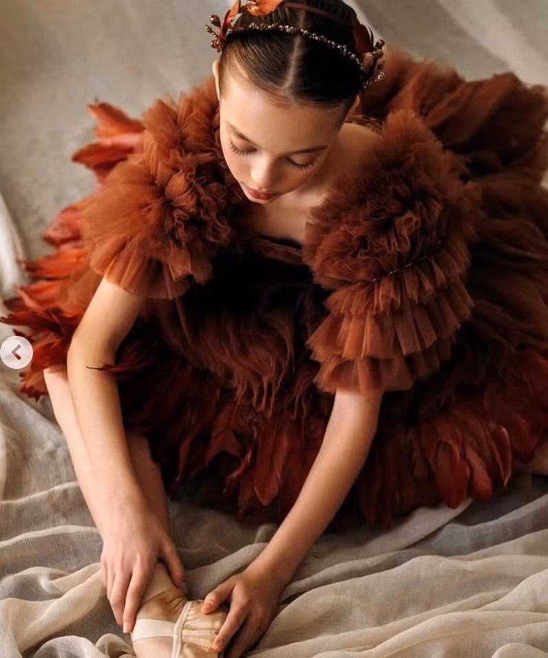 "Thiên thần nước Nga" vẫn khiến người mê mẩn trước nhan sắc của mình. Gương mặt của hot girl ngày càng trở nên sắc sảo hơn, ngoại hình cũng được chăm chút tỉ mỉ, thần thái ngày càng có khí chất và đặc biệt là gu thời trang tinh tế, nhẹ nhàng.