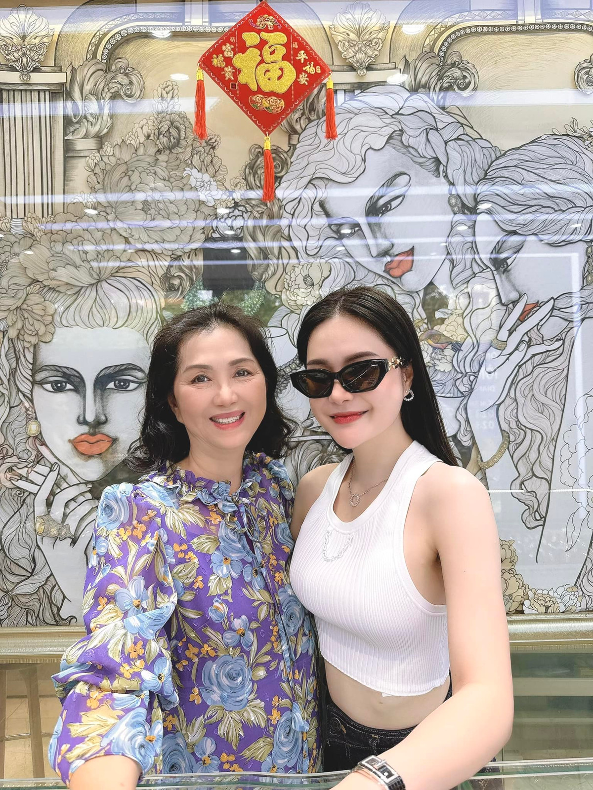 "Như thông lệ, mùng 6 khai trương xong là chồng dắt đi mua kim cương. Năm nay mình lấy mẫu đơn giản cho đường đời mình nó giản đơn", Đoàn Di Băng viết.