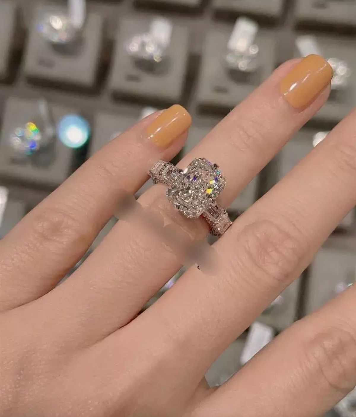 Trong lần sinh nhật gần đây, cô nàng được chồng đại gia tặng quà có giá trị gần 20 tỷ đồng, trong đó có nhẫn kim cương 3,5 tỷ và xế hộp hạng sang với giá 13,5 tỷ đồng cùng nhiều món đồ đắt đỏ khác.