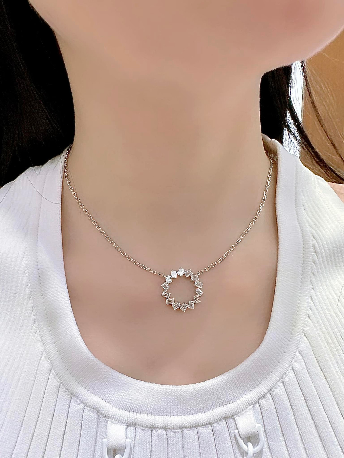 Trong ảnh đăng tải, nữ đại gia 3 con chọn mua một đôi bông tai và một sợi dây chuyền. Tổng hóa đơn cho lần mua sắm này cũng lên tới 180 triệu đồng.