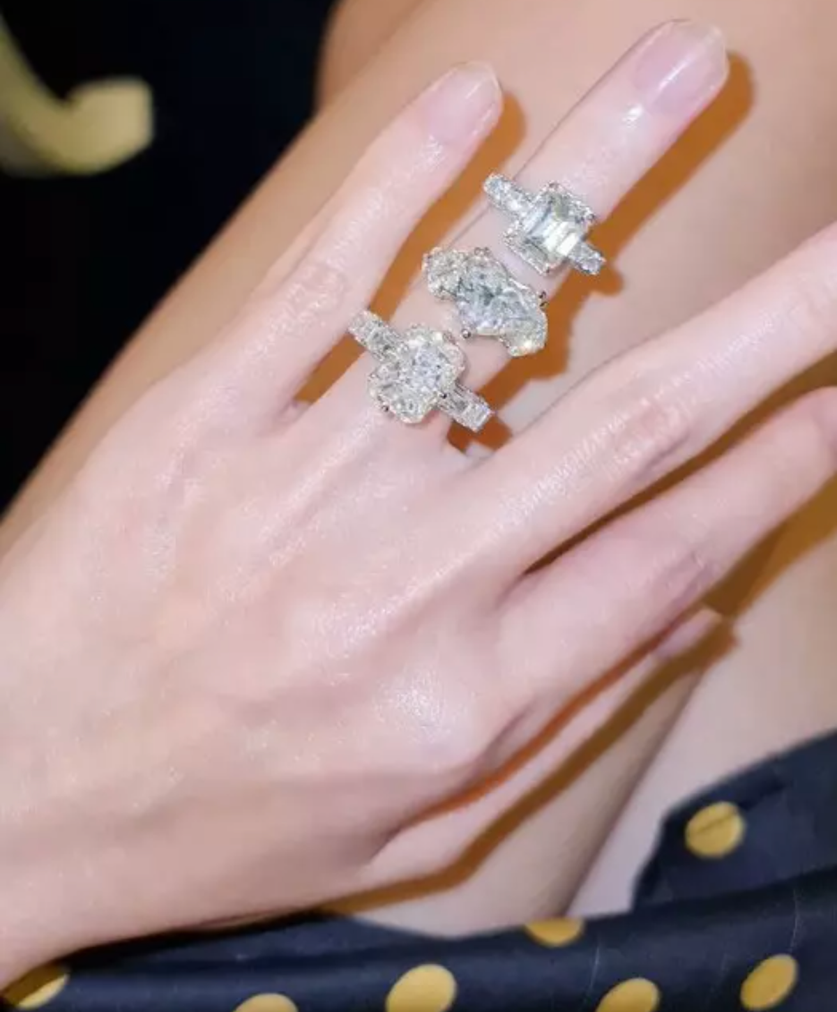 Hot mom từng đòi khéo chồng mua thêm đá quý màu xanh để đeo cho hợp mệnh. Lần này Đoàn Di Băng chơi lớn khỏe hẳn 3 chiếc nhẫn kim cương bóng loáng khiến nhiều người phải ganh tị.