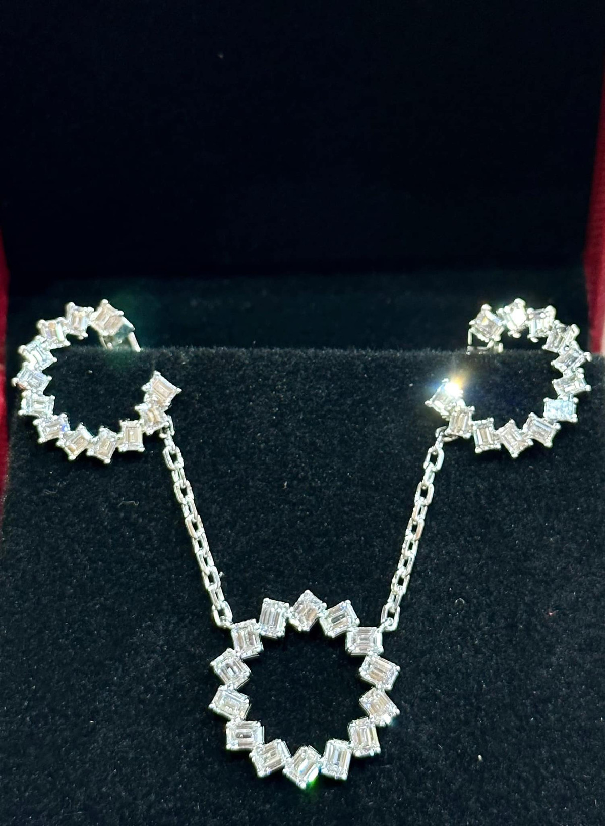 Sau đó, Đoàn Di Băng còn đeo luôn bộ trang sức này lên người để khoe vẻ sang chảnh.