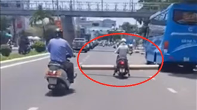 Cảnh một nữ “ninja” chở hàng chắn ngang đường thản nhiên lưu thông trên đường phố đã khiến không ít người giật mình