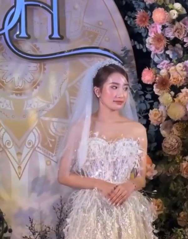 “Như mọi người cũng biết Khánh Huyền ở trên mạng xã hội được mệnh danh là vợ quốc dân. Anh Bụt phải rất là vinh dự khi rước được cô này về dinh nha anh. Nên là phải hứa với em là phải thật sự chăm sóc, chiều chuộng, yêu thương bé Huyền. Em biết là bé Huyền còn rất là nhỏ nhưng mà nó bướng lắm”, Thanh Tâm nói.