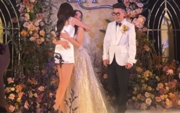 Song, có thể do đứng trước nhiều người và chưa chuẩn bị kỹ phần phát biểu của mình, “hot girl trứng rán” đã liên tiếp nói những câu mà theo khán giả là khá "kém duyên".