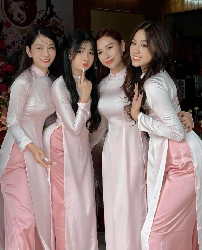 Cộng đồng mạng khẳng định bài phát biểu của cô hài hước và kém duyên dáng, netizen còn soi biểu cảm ngượng ngùng của Duy Nhỏ khi lắng nghe phần chia sẻ của Thanh Tâm. Ảnh: Tổng hợp