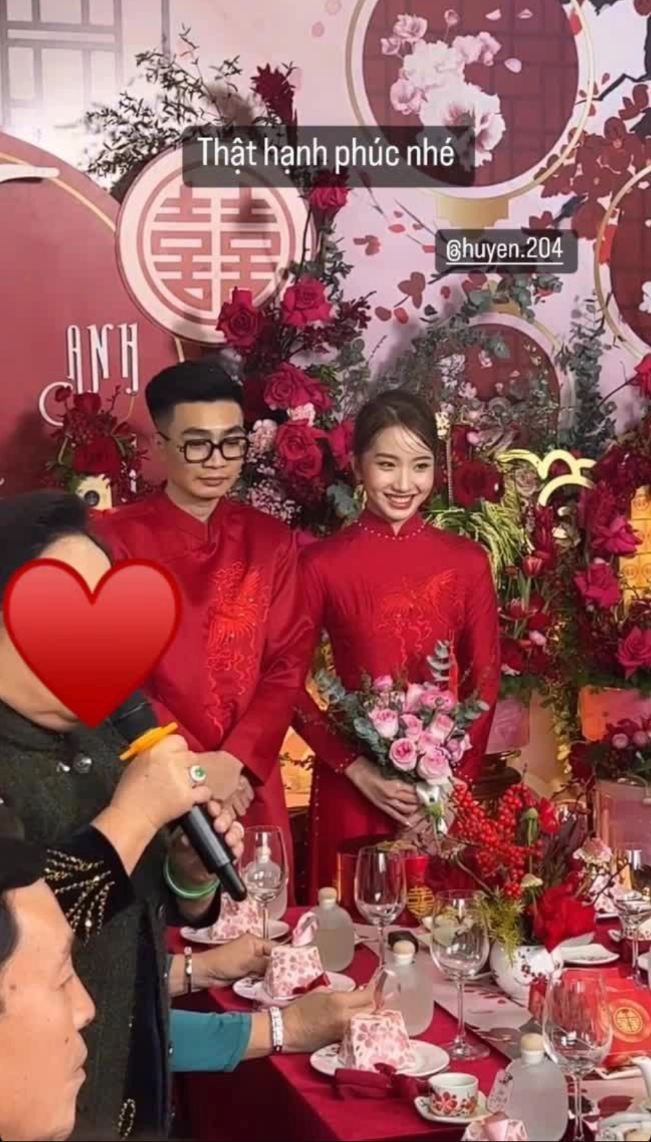 Hôn lễ nhanh chóng thu hút sự chú ý của độc giả không chỉ bởi sự nổi tiếng của cô dâu chú rể, mà còn bởi dàn phù dâu đều là những hot TikToker.