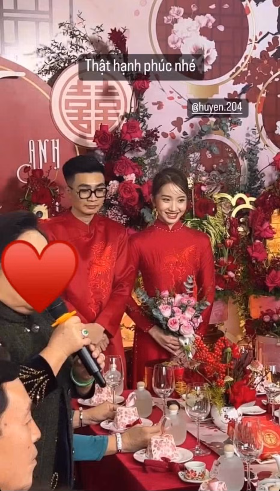 Hôn lễ nhanh chóng thu hút sự chú ý của độc giả không chỉ bởi sự nổi tiếng của cô dâu chú rể, mà còn bởi dàn phù dâu đều là những hot TikToker.