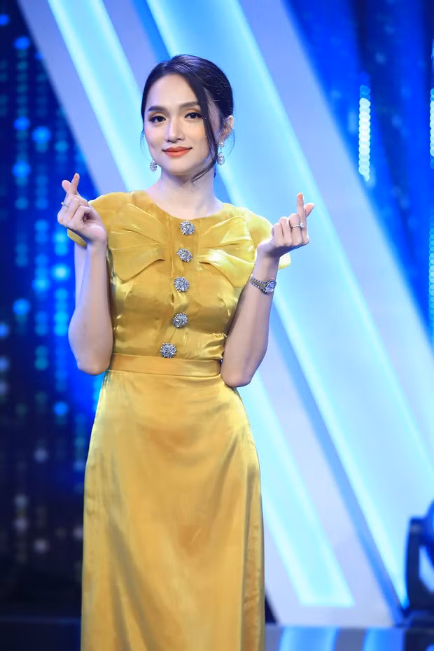 Sau khi gây ra nhiều tranh cãi trên MXH, bản thân Hương Giang Idol đã lên tiếng, cô khẳng định bản thân cô chưa bao giờ thích một người gay, cũng không rung động với người con gái nào vì cô luôn muốn được công nhận mình là phụ nữ.