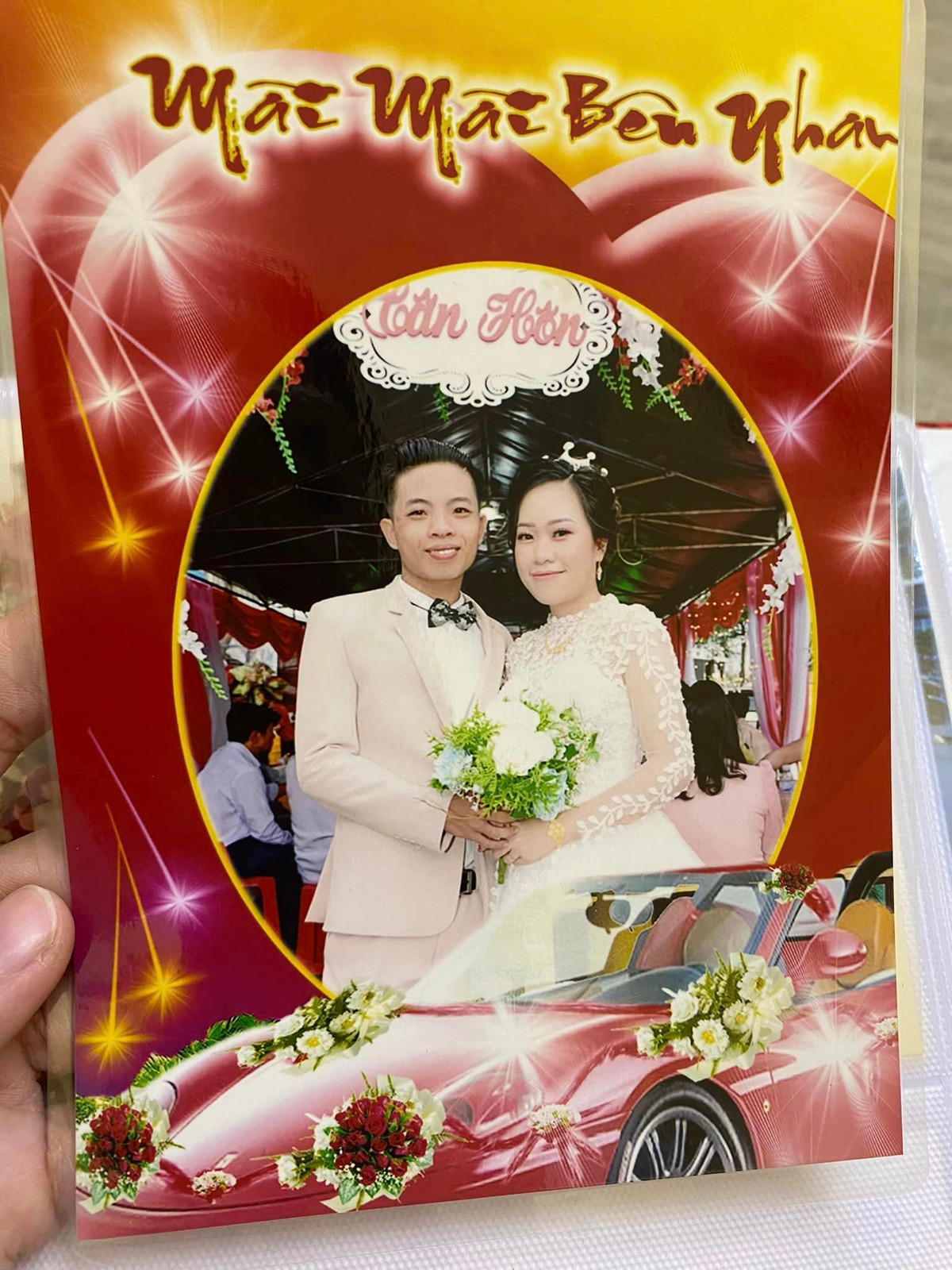 Các góc chụp không được chọn lọc kỹ càng dẫn đến việc tấm thì vướng người phía sau, người chưa kịp tạo dáng, mắt nhắm mắt mở thì thợ đã chụp. Ảnh: Huỳnh Hoa/Bao Lâu Chia Tay