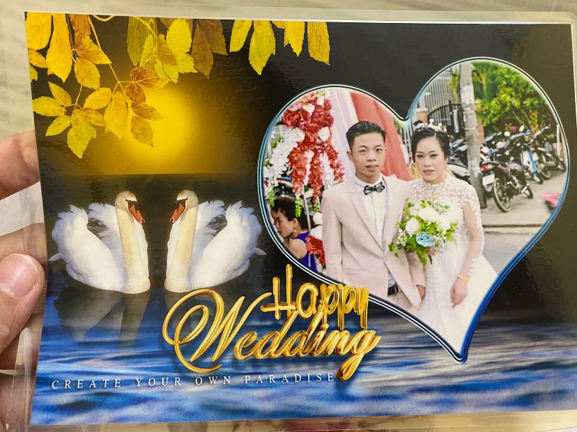 Thay vì để nguyên hình ảnh, thợ ảnh này lại lồng ghép vào hình nền lá trầu, đôi chim thiên nga,...giống với bộ ảnh của thời xưa. Ảnh: Huỳnh Hoa/Bao Lâu Chia Tay