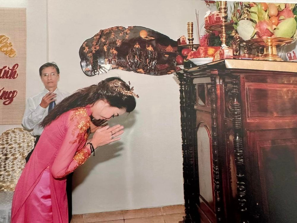 Trong khi những hình ảnh về con người và hoạt động trong lễ ăn hỏi cần được ghi lại thì thợ chụp ảnh ghi hình rất ít. Ảnh: Thanh Trần