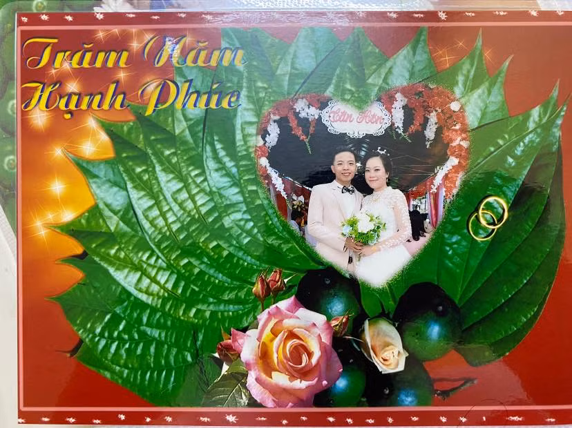 Mới đây trên MXH xuất hiện bộ ảnh cưới đậm chất hài hước, bởi lẽ nước ảnh dù được chụp thời hiện đại lại như trở về thời "ông bà anh". Ảnh: Huỳnh Hoa/Bao Lâu Chia Tay