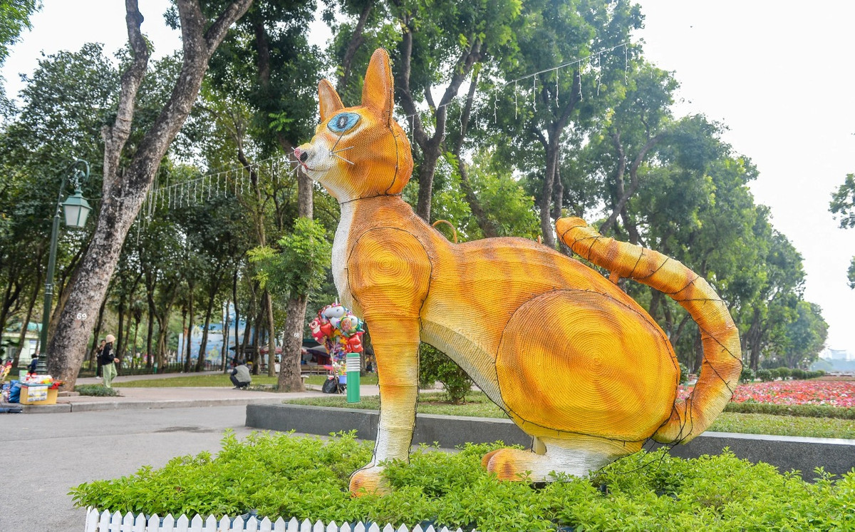 Những ngày gần Tết Nguyên đán, tại khu vực cổng Công viên Thống Nhất (đường Trần Nhân Tông, Hà Nội) xuất hiện tượng linh vật mèo thu hút sự chú ý của đông đảo người dân khi vào đây vui chơi, tập thể dục. Ảnh: HÀ NỘI News