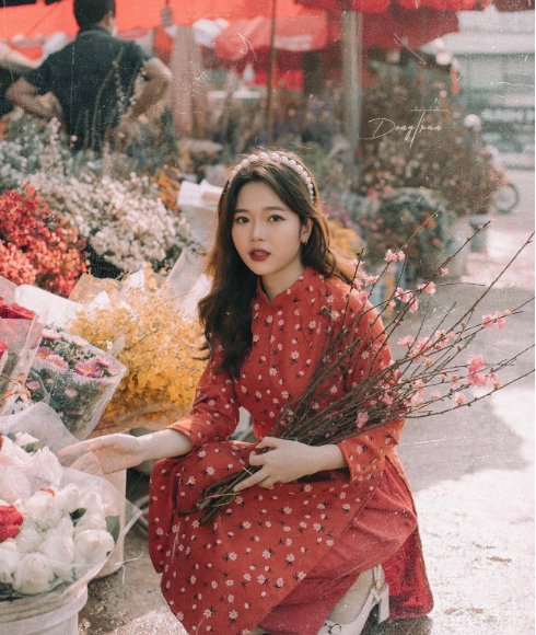 Tới với chợ hoa Quảng Bá, bạn sẽ có những bức hình check-in tuyệt đẹp bên muôn vàn loài hoa đặc trưng của ngày Tết như hoa đào, hoa ly, hoa cát tường, hoa đồng tiền,… Ảnh: @lypham2909