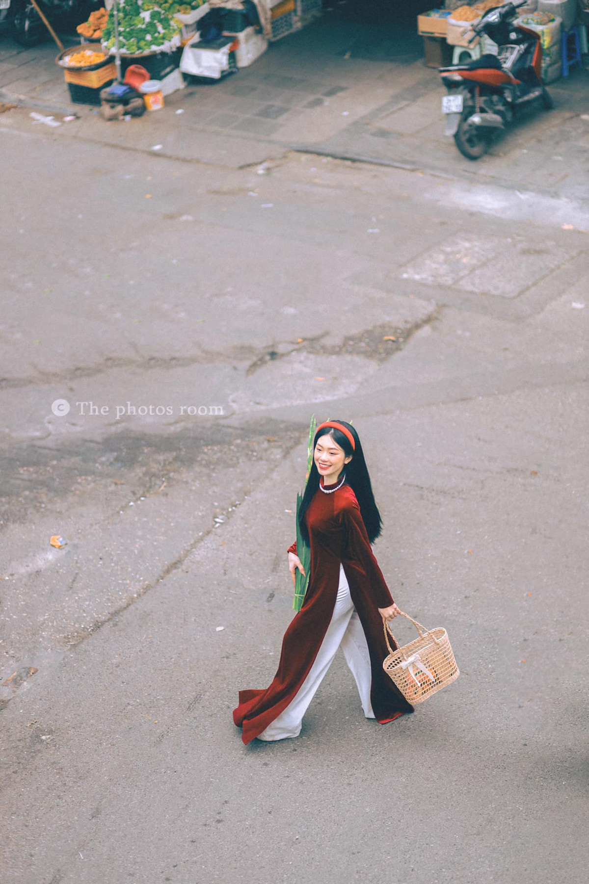 Chẳng cần diện đồ rực rỡ, mỗi bức hình chụp tại đây sẽ mang lại vẻ đẹp riêng biệt, đó là sự bình dị, hoài cổ, tựa như lạc vào không gian của những thập niên xưa cũ. Ảnh: Lê Giangg