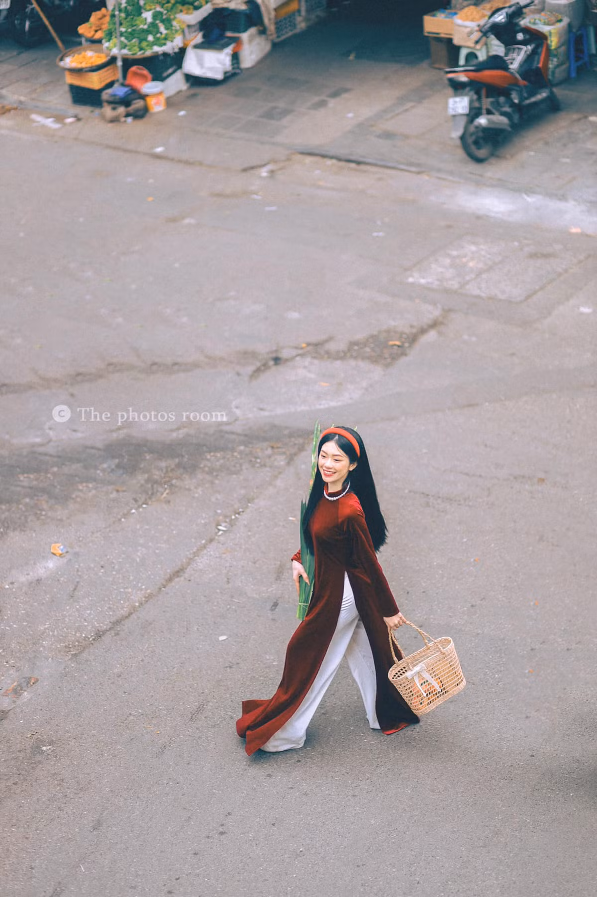 Chẳng cần diện đồ rực rỡ, mỗi bức hình chụp tại đây sẽ mang lại vẻ đẹp riêng biệt, đó là sự bình dị, hoài cổ, tựa như lạc vào không gian của những thập niên xưa cũ. Ảnh: Lê Giangg