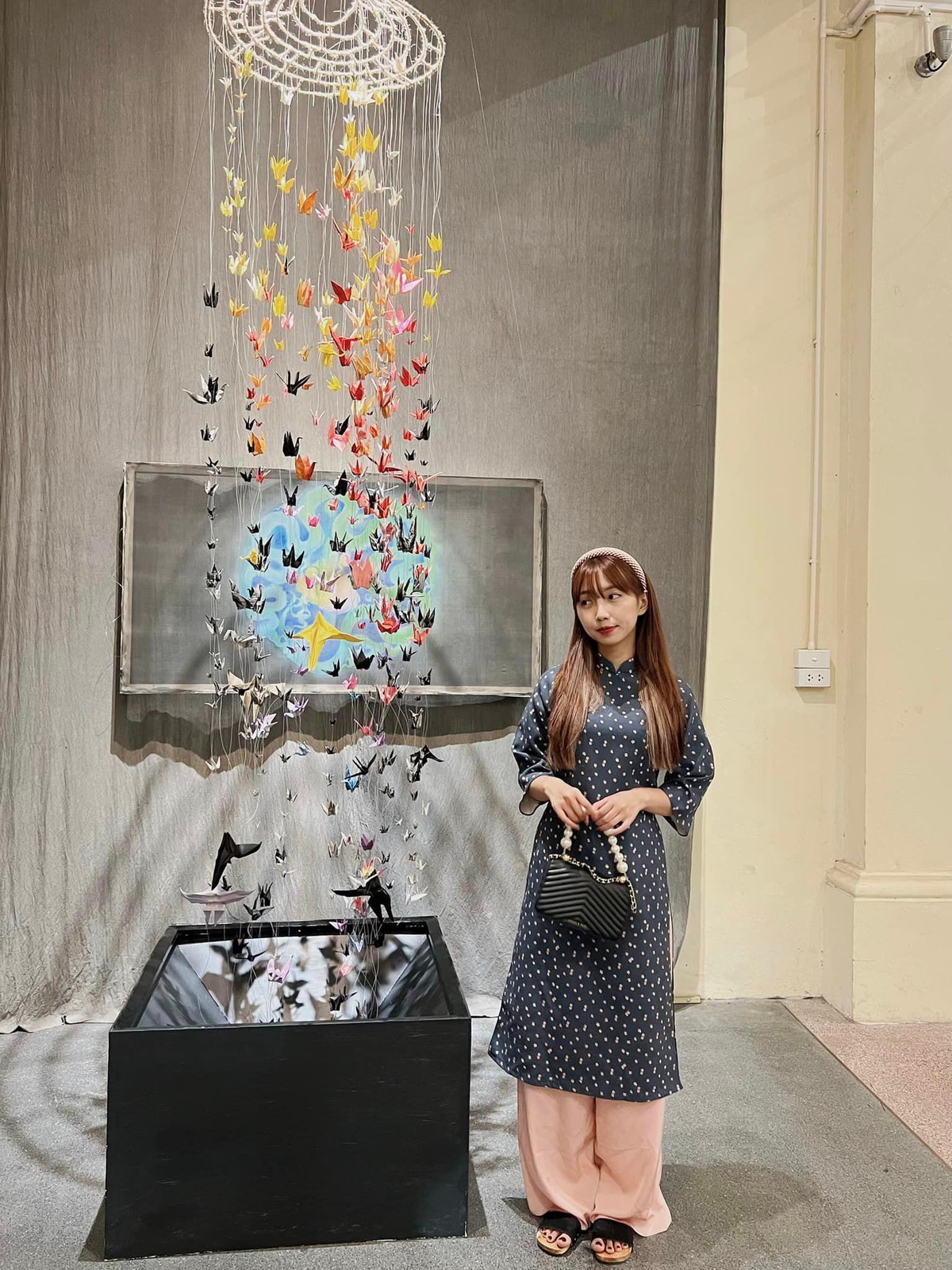 Sự độc đáo ấy khiến cho giới trẻ kéo đến nườm nượp, không chỉ là để chiêm ngưỡng những tác phẩm triển lãm mà còn chụp ảnh sống ảo. Ảnh: Hoàng Anh