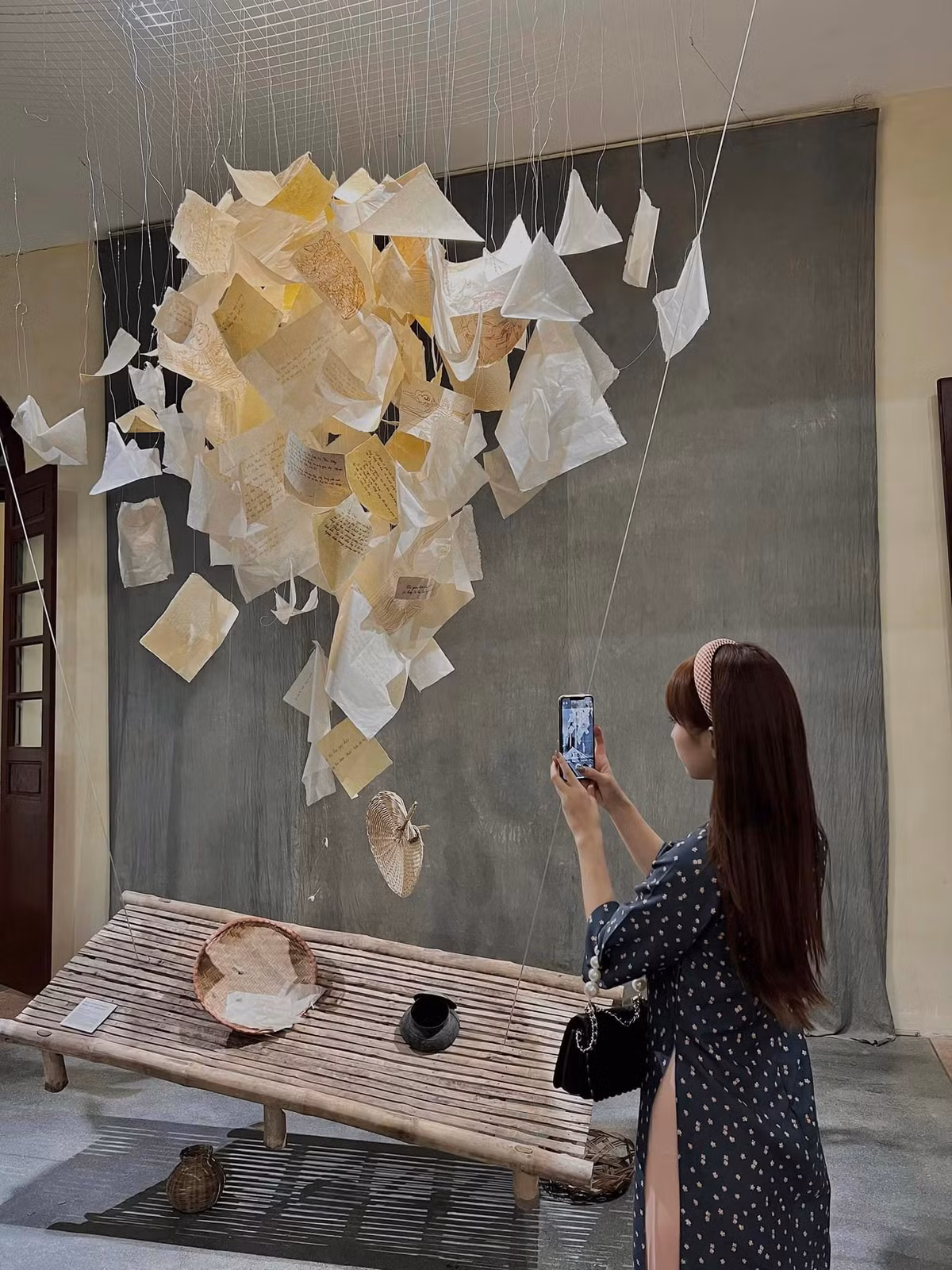 Trung tâm văn hóa nghệ thuật tọa lạc trên phố Hàng Buồm cũng được coi là địa điểm check-in dịp Tết khá lý tưởng. Nơi đây mang nét kiến trúc cổ kính, được ví như viên ngọc giấu kín nằm ngay giữa lòng phố cổ. Ảnh: Hoàng Anh