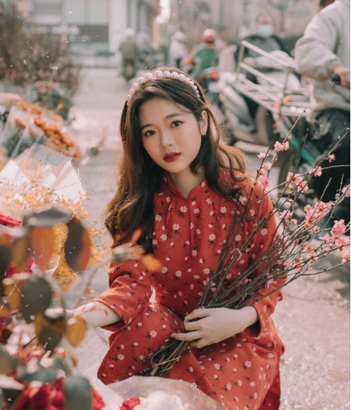 Chợ hoa Quảng Bá vốn đã rất quen thuộc với người dân Hà Nội. Có người đến đây để ngắm hoa, chụp ảnh lưu lại những khoảnh khắc đẹp của ngày Tết cổ truyền, người lại tới để sắm cho mình những bó hoa tươi nhất về trang hoàng nhà cửa. Ảnh: @lypham2909