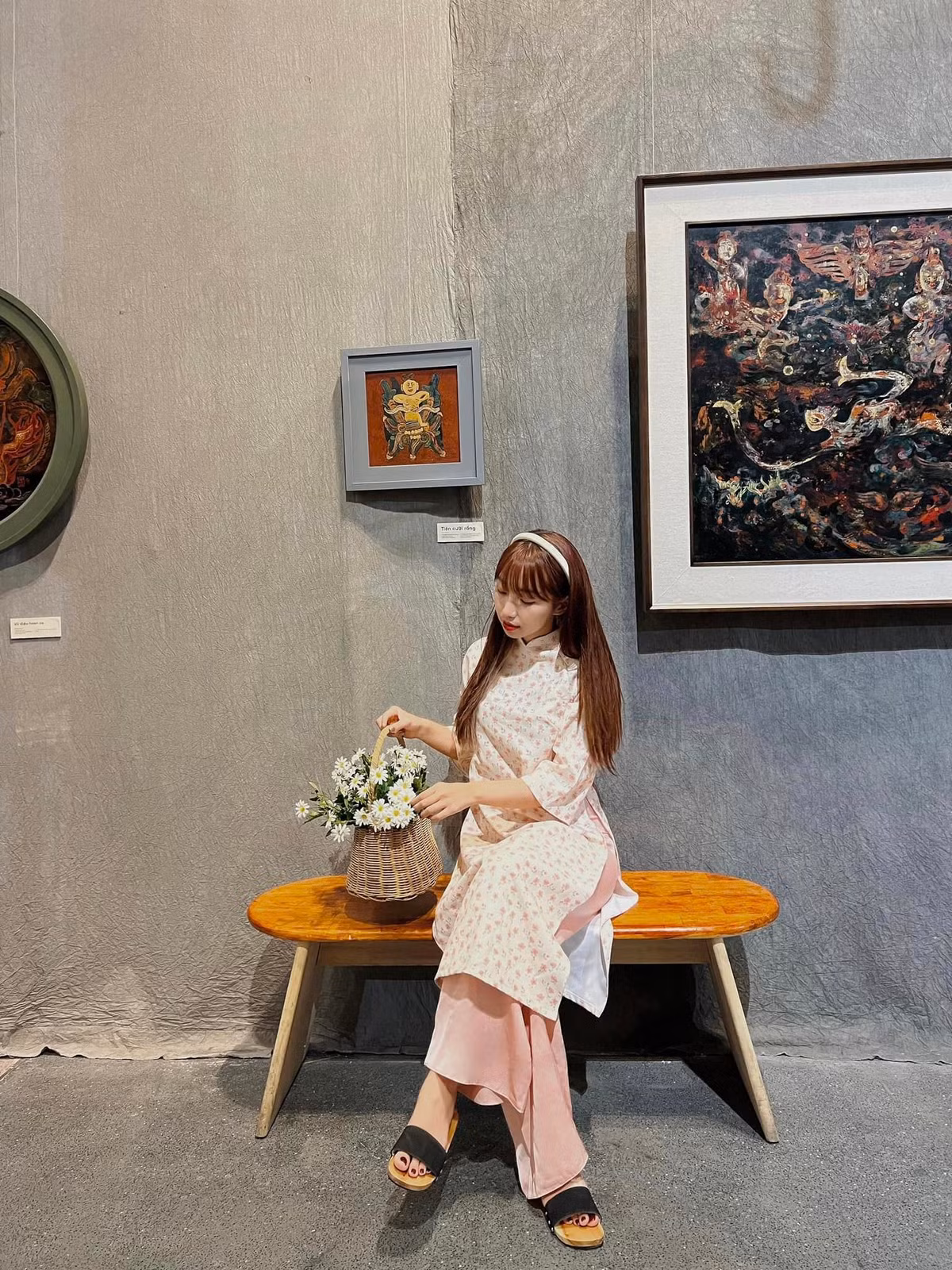 Dịp Tết cận kề không khó để bắt gặp những hình ảnh tà áo dài dịu dàng dạo quanh trong trung tâm văn hóa nghệ thuật này. Ảnh: Hoàng Anh