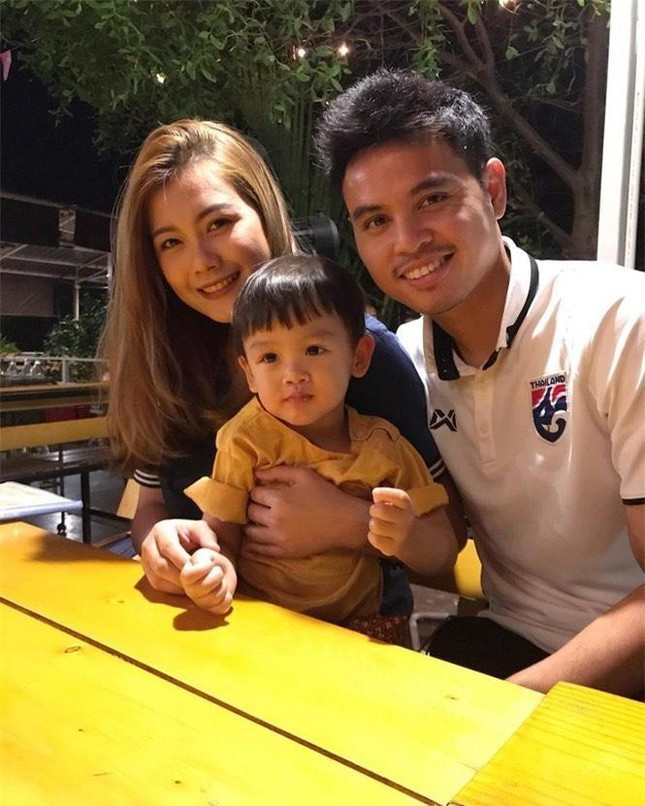 Kể từ sau khi kết hôn, vợ của Bunmathan lui về ở ẩn để làm hậu phương cho chồng. Ảnh: Tổng hợp